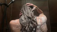 髪は朝と夜、どっちに洗うべき?清潔感とハリ・コシが長持ちするのはどっち?