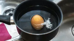 卵を茹でると割れるのはなぜ?簡単なひと工夫で防ぐ方法