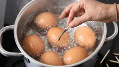 一部の主婦が卵をゆでる鍋にマッチ棒を入れる理由：結果に驚く裏ワザ