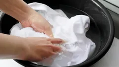 水に大さじ2杯加えるだけで、白い衣類が新品のように：黄ばみや汚れが洗濯中に落ちる