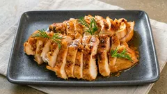 パサつきがちな鶏むね肉をジューシーな一品に変える方法:簡単な調理のコツ