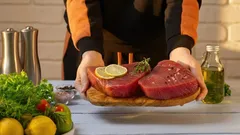 調理前に生肉を水道水で洗ってはいけないのはなぜですか？