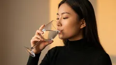 なぜ中国人は熱い水を飲むのか、そしてこの習慣を取り入れるべきか？