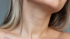 首の肌を若々しくハリのある状態に保つための簡単な習慣。