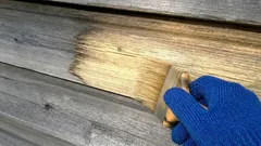 研磨せずに黒ずんだ木材を白くする方法:家庭にある2つのアイテムで簡単に