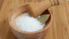 窓辺に塩を入れた器と月桂樹の葉を3枚：よくある問題を解決する実証済みの方法