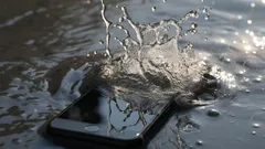 水没したスマホでやってはいけないこと：よくある3つのミス