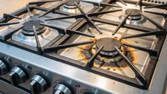 高価な洗剤や漂白剤は不要：脂汚れを残さずコンロを掃除する方法