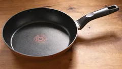 60分でフライパンがピカピカに：化学薬品を使わずに長年の焦げ付き汚れを落とす方法